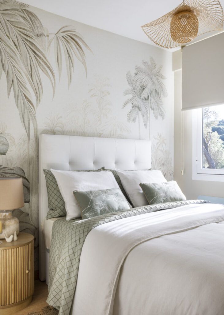 Dormitorio con decoración aesthetic, papel pintado botánico, textiles en tonos neutros y fibras naturales