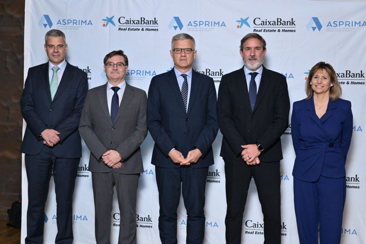 La XI edición de EFIMAD sitúa la vivienda asequible en el centro del debate - Fotocasa Life - - inmobiliarias - CaixaBank y ASPRIMA han celebrado el XI Encuentro de Financiación Inmobiliaria de Madrid (EFIMAD), inaugurado con los discursos de Marc Benhamou, director de Banca de Empresas de CaixaBank, y Carolina Roca, presidenta de ASPRIMA. El acto ha sido presentado y conducido por Jorge Ginés, director general de ASPRIMA