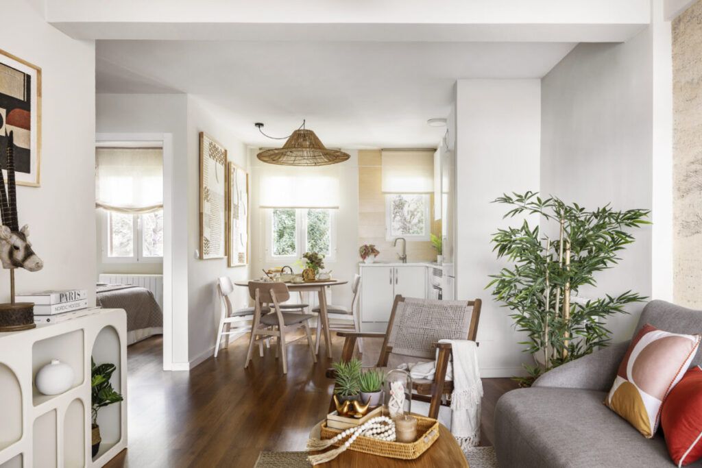 Salón con decoración aesthetic moderna, muebles de madera, textiles neutros, plantas naturales y luz natural