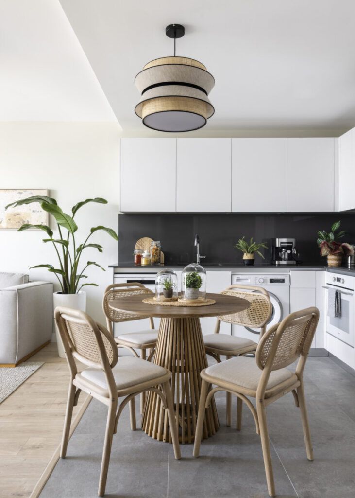 Cocina comedor con decoración aesthetic moderna, mesa de madera, sillas de fibras naturales, plantas e interiorismo contemporáneo