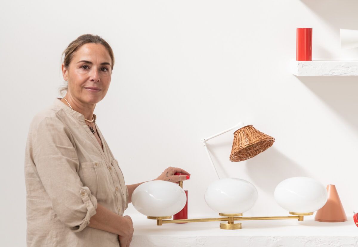 Experta en iluminación mostrando lámparas decorativas para crear iluminación romántica en casa con diseño cálido y acogedor