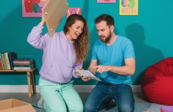 Vivir en pareja en un piso compartido: claves para evitar tensiones y mejorar la convivencia