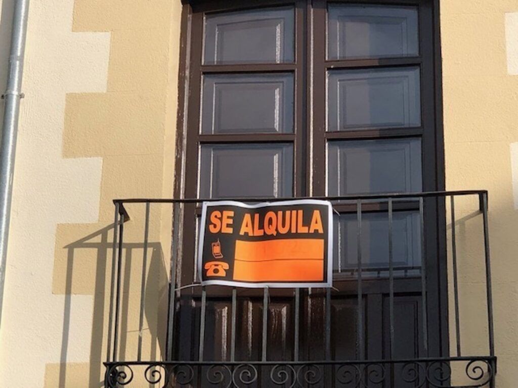Un tercio de las personas que vive de alquiler destina más de la mitad de sus ingresos a pagar la renta