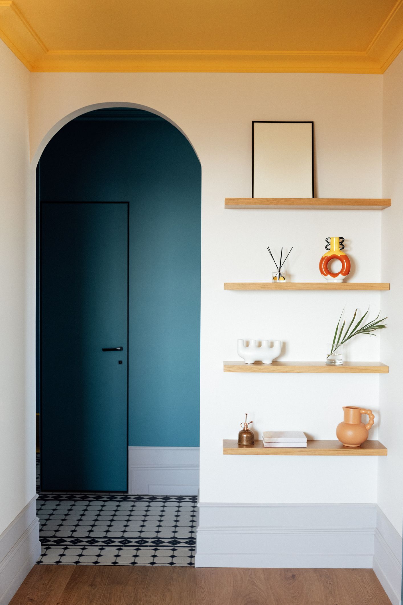 Arco interior como alternativa a puertas para separar espacios en vivienda moderna