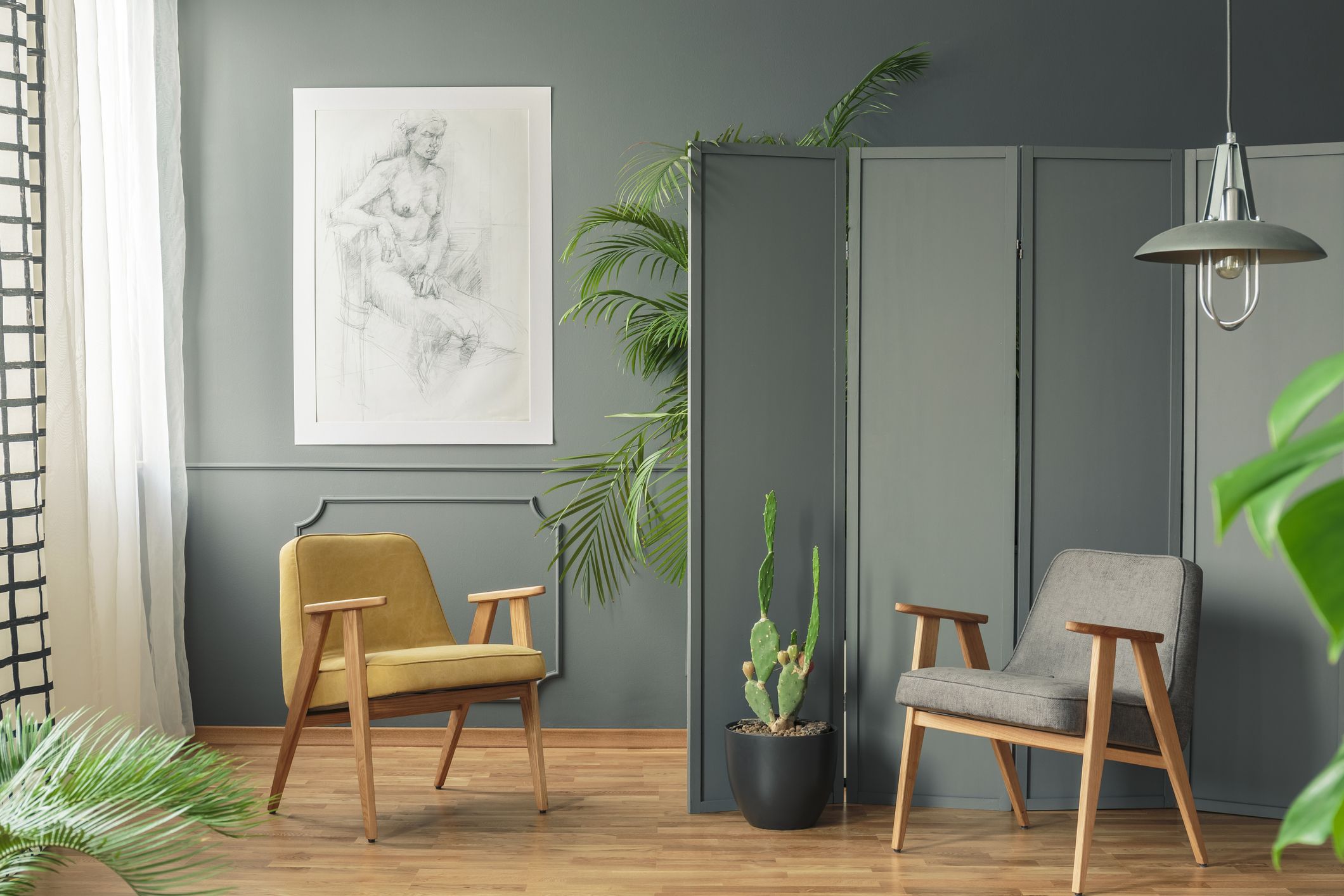 Biombo como alternativa a puertas para separar espacios en salón moderno con plantas