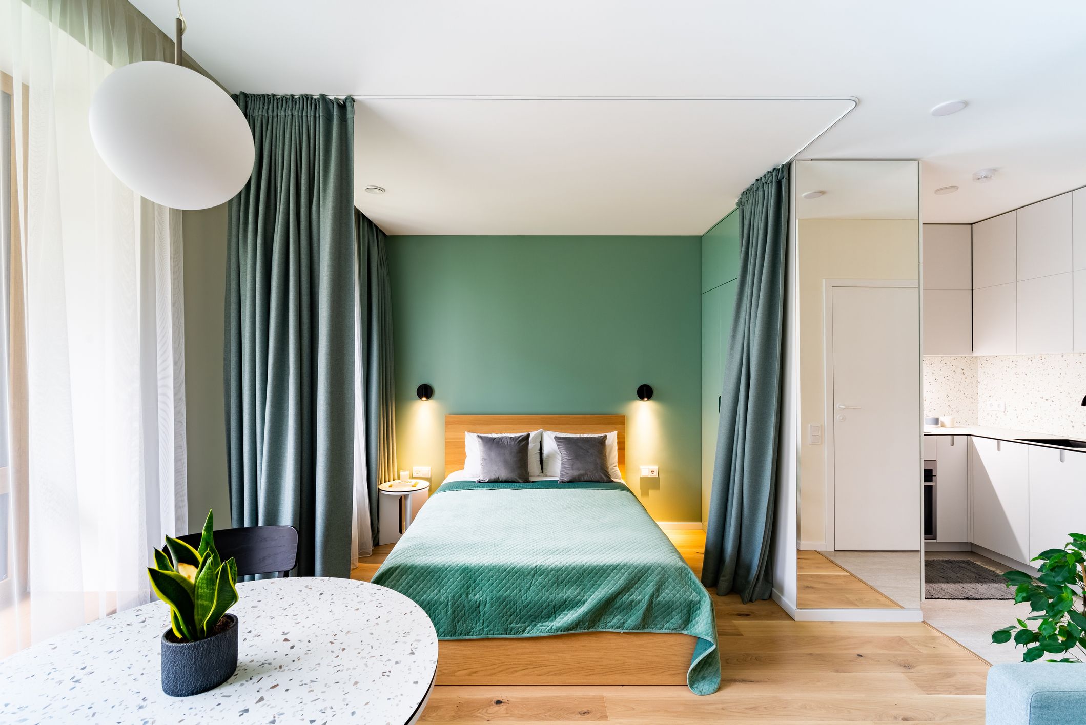 Cortinas como alternativa a puertas para separar dormitorio en espacio abierto moderno