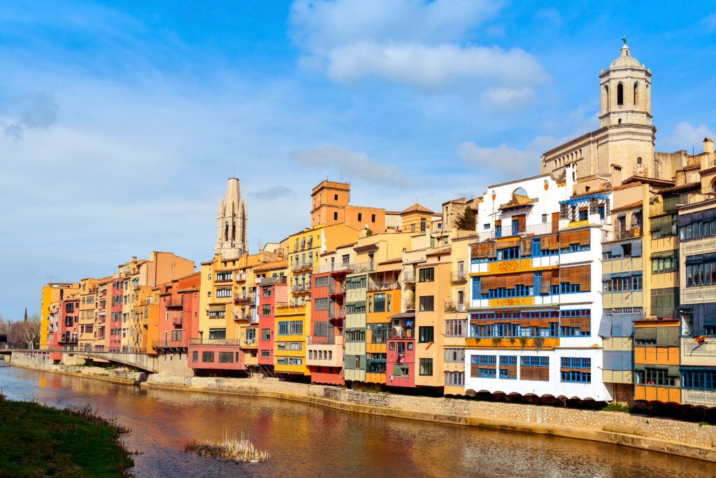 Casas de colores sobre el río Onyar en el Barri Vell, uno de los mejores barrios para comprar casa en Girona
