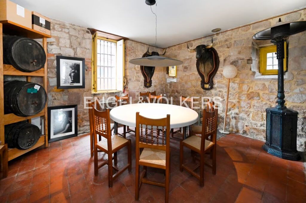 bodega de la casa de lujo clásico en Cantabria