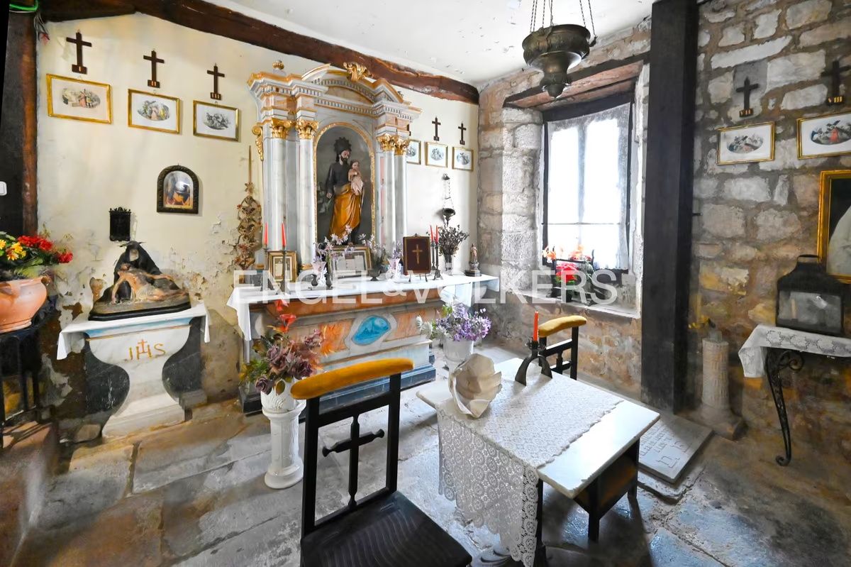 capilla de la casa de lujo clásico en Cantabria