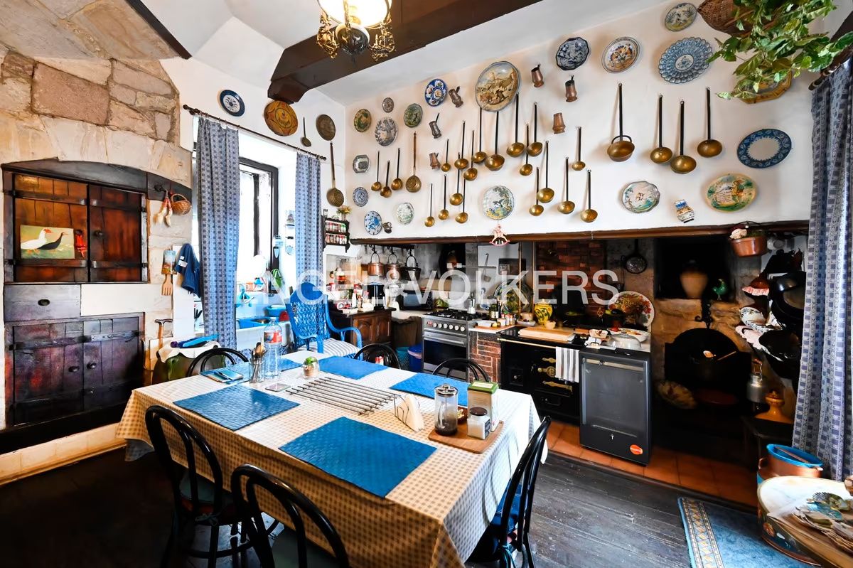 segunda cocina casa de lujo clásico en Cantabria con decoración tradicional