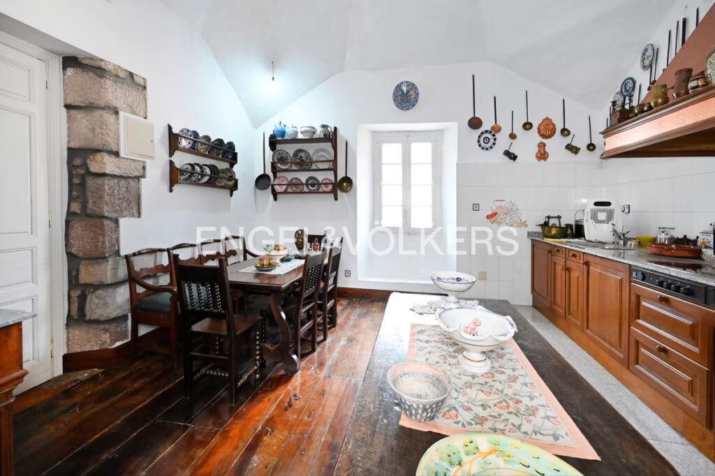 cocina con office de la casa de lujo clásico en Cantabria