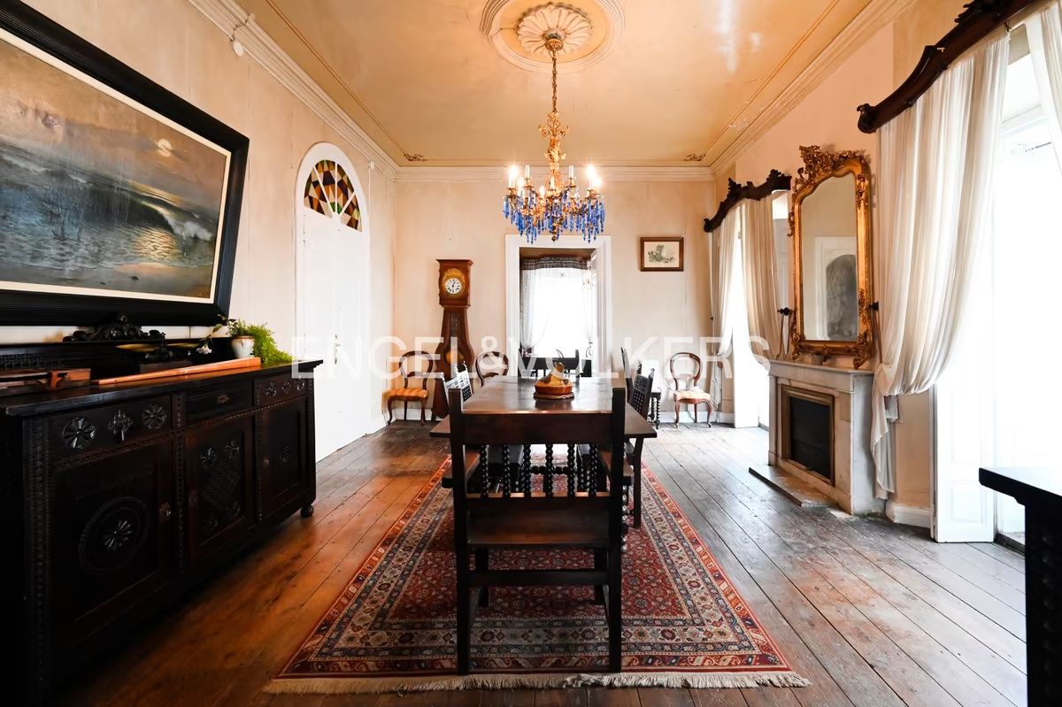 comedor de la casa de lujo clásico en Cantabria con decoración tradicional