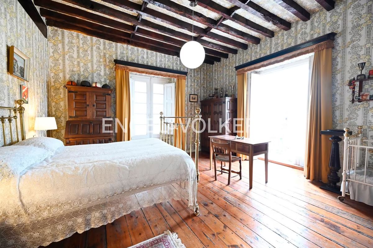 segundo dormitorio principal en casa de lujo clásico en Cantabria con luz natural