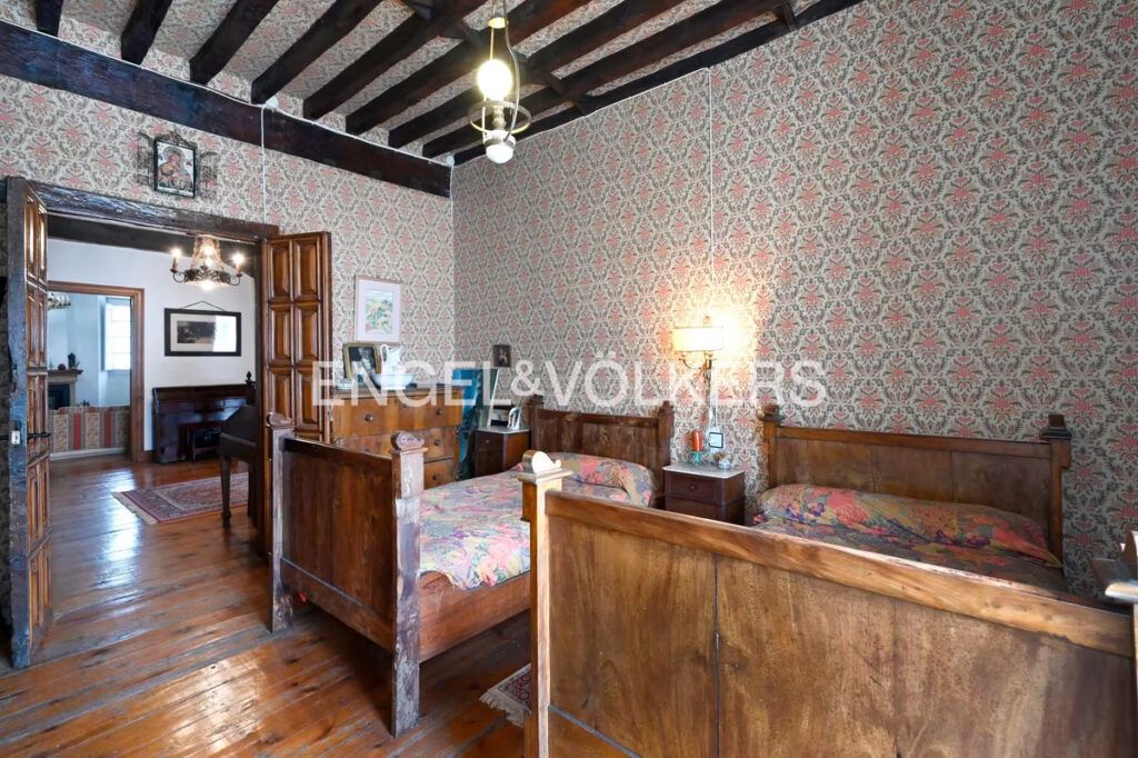 dormitorio doble juvenil en casa de lujo clásico en Cantabria con luz natural
