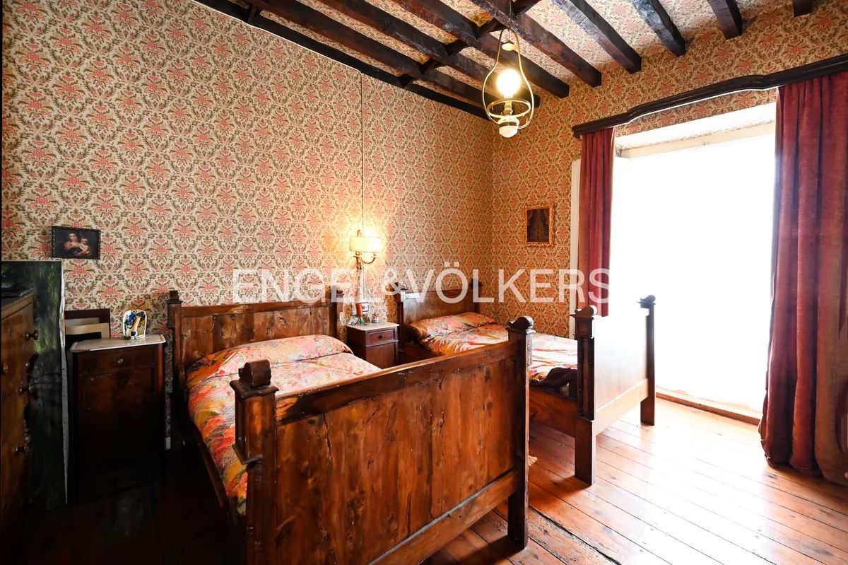 dormitorio doble en casa de lujo clásico en Cantabria con luz natural
