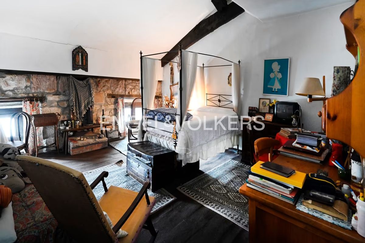 dormitorio abuhardillado en casa de lujo clásico en Cantabria con luz natural
