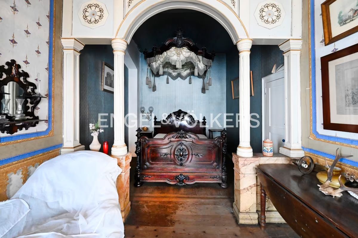 dormitorio principal en casa de lujo clásico en Cantabria con luz natural