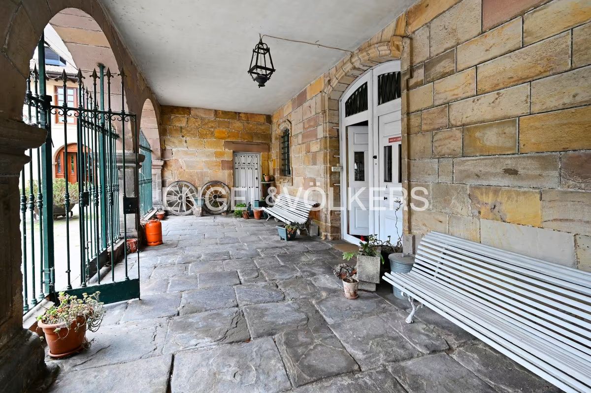 acceso principal de la casa de lujo clásico en Cantabria
