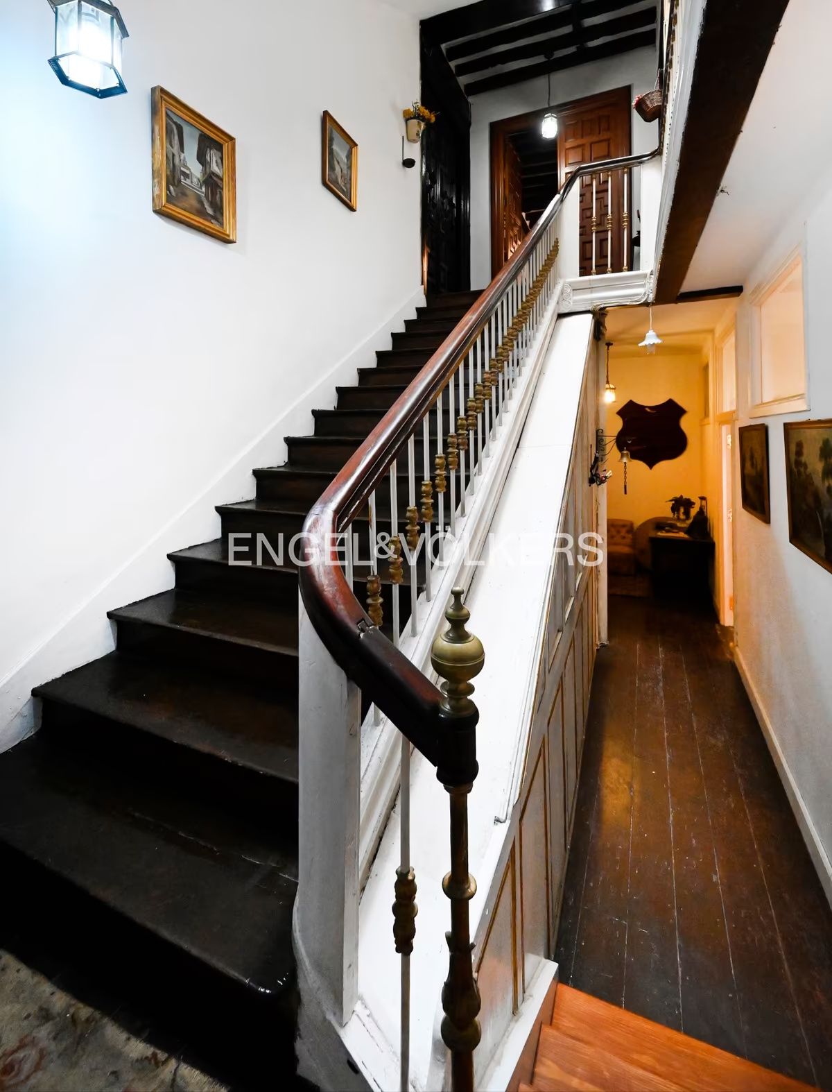 escaleras de la casa de lujo clásico en Cantabria con decoración tradicional