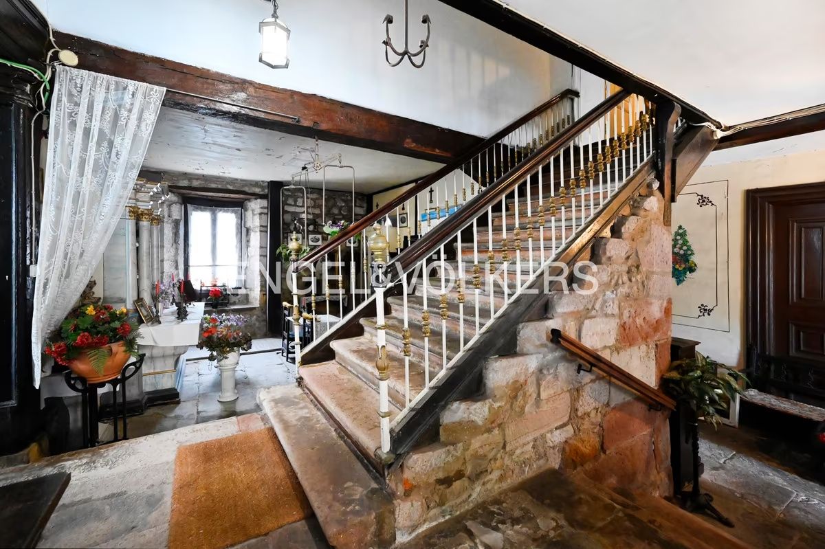 escaleras de la planta baja de la casa de lujo clásico en Cantabria