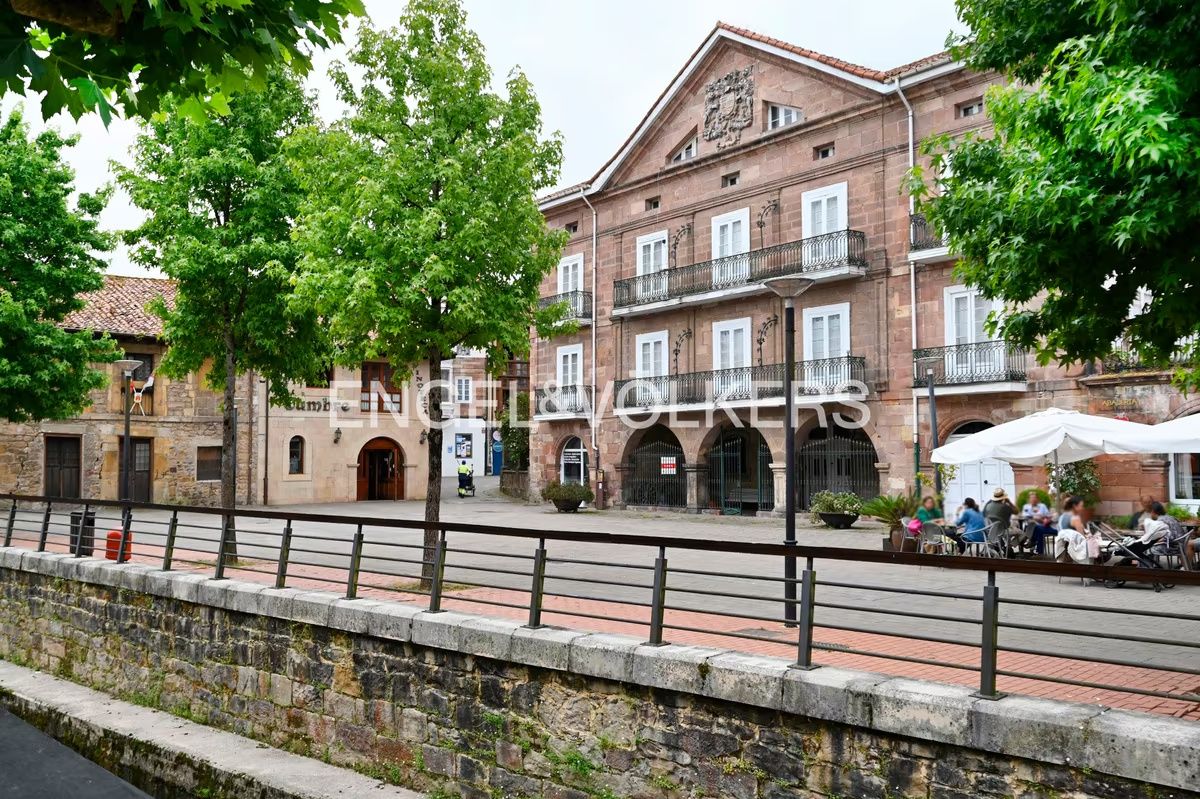 fachada de casa de lujo clásico en Cantabria con arquitectura montañesa