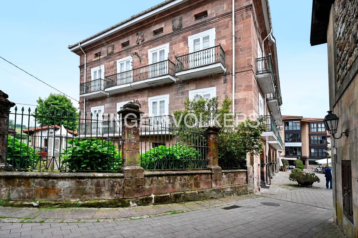fachada de casa de lujo clásico en Cantabria con arquitectura montañesa jardín posterior