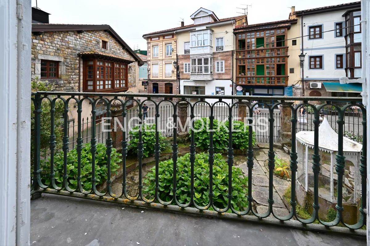 jardín privado de casa de lujo clásico en Cantabria con glorieta