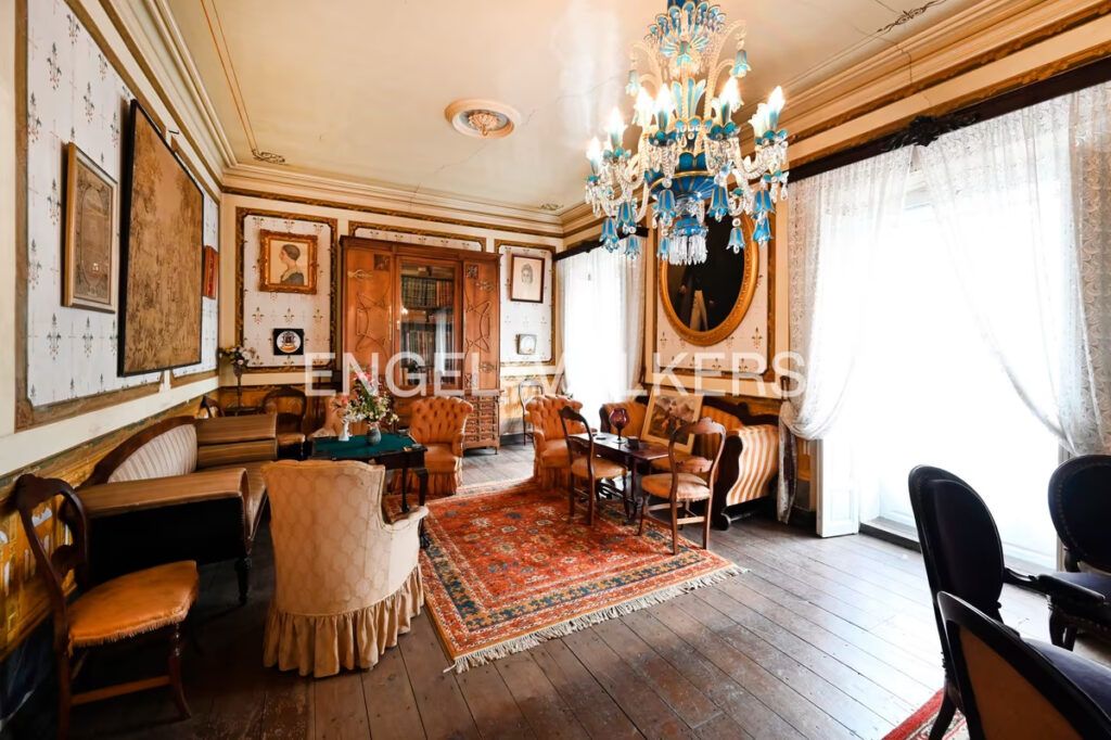salón elegante de casa de lujo clásico en Cantabria con decoración tradicional