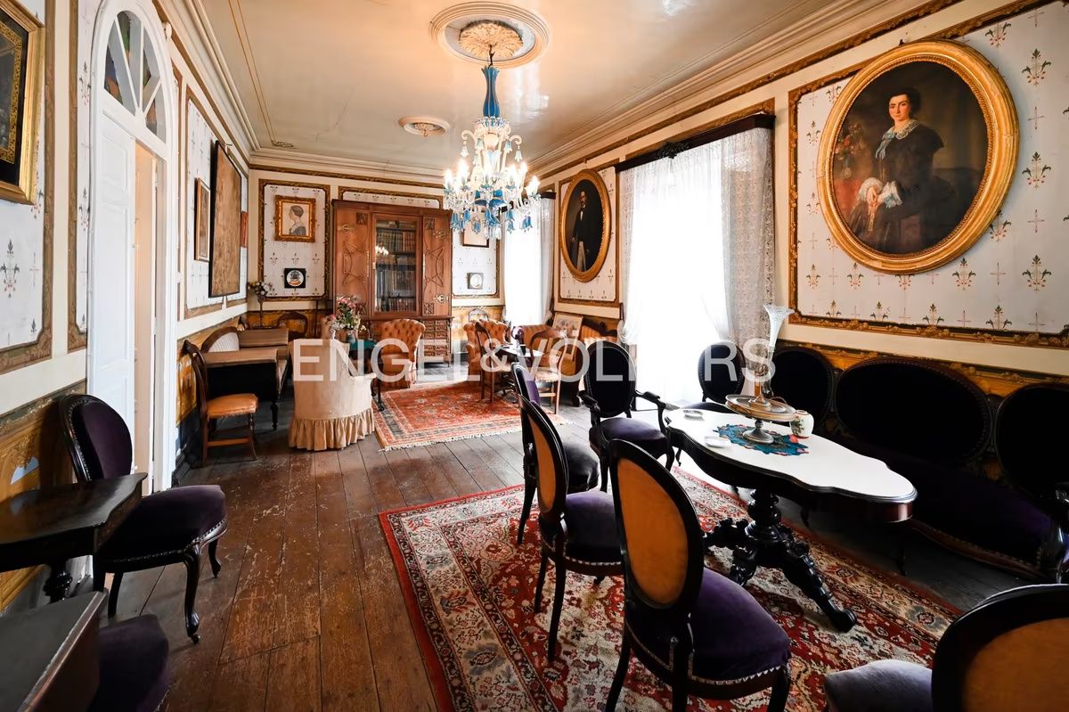 salón elegante de casa de lujo clásico en Cantabria con decoración tradicional