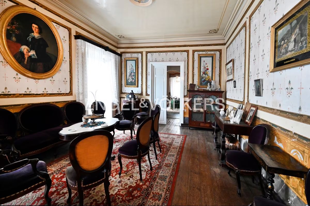 salón comedor elegante de casa de lujo clásico en Cantabria con decoración tradicional