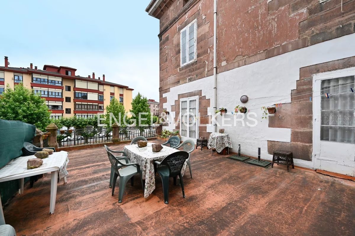 terraza de casa de lujo clásico en Cantabria con arquitectura montañesa