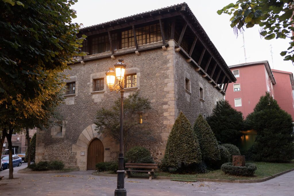 Casa torre histórica en Basauri, uno de los pueblos bonitos a menos de una hora de Bilbao para vivir cerca de la naturaleza y bien conectado con la capital.
