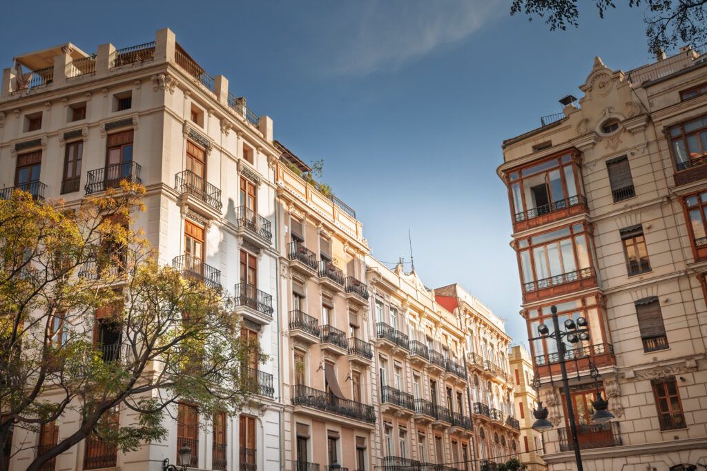 Edificios históricos en Ciutat Vella, uno de los barrios más demandados para comprar casa en Valencia.