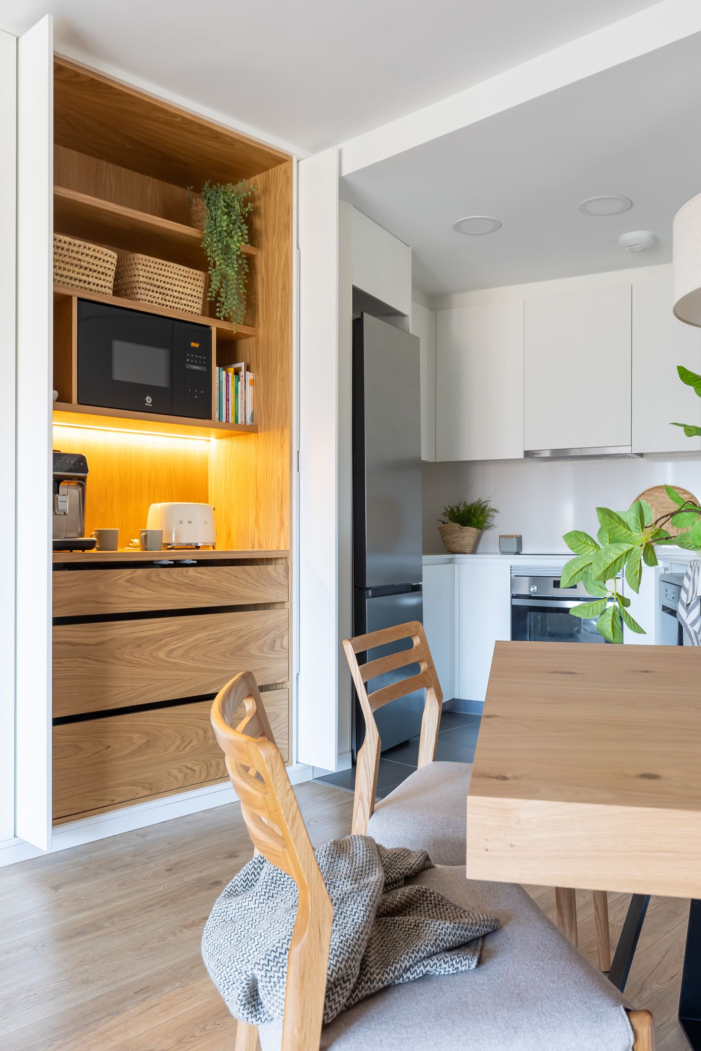 Cocina con almacenaje integrado en muebles a medida para optimizar espacio en familias que crecen