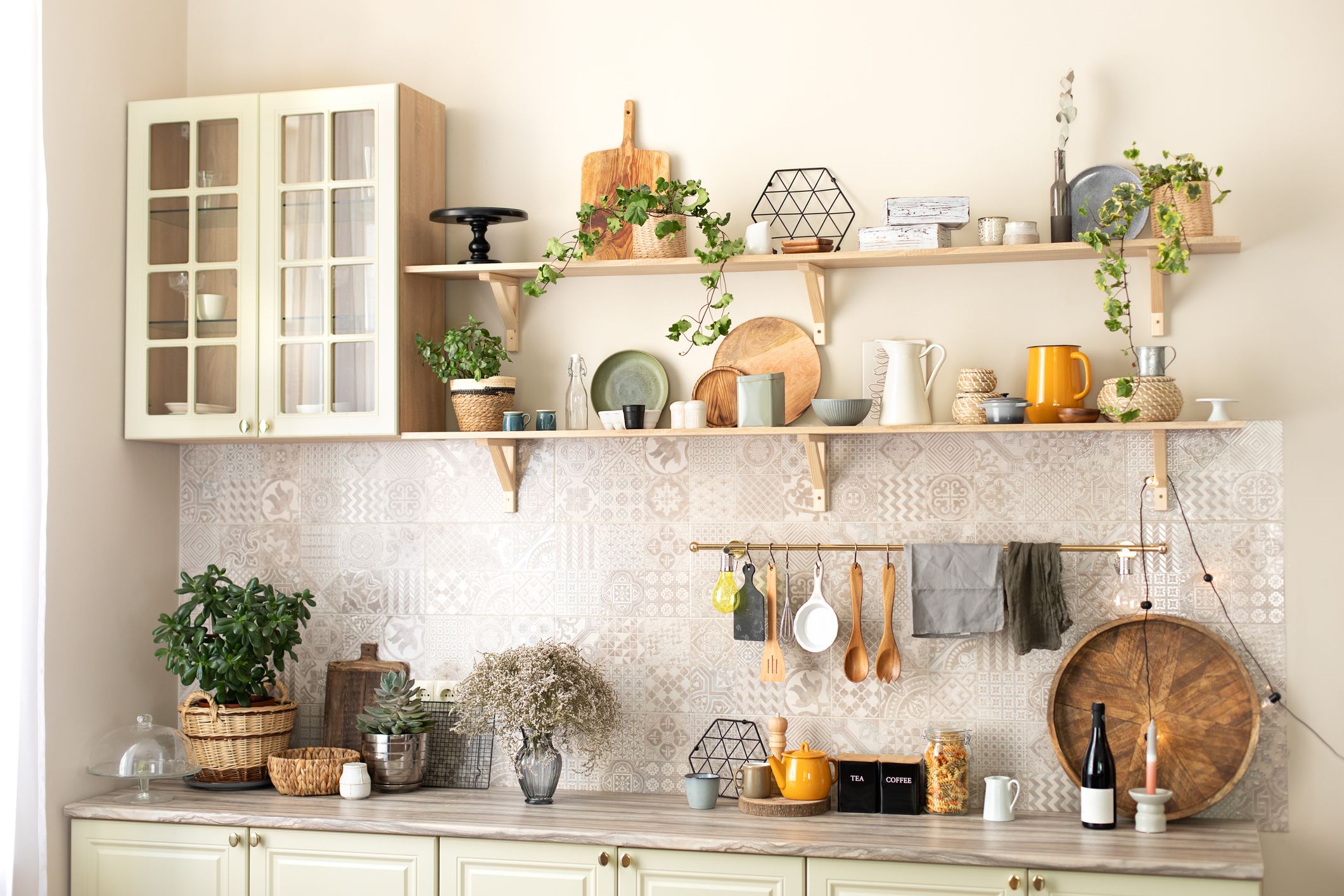 cocina con estantes abiertos, tarros y utensilios visibles como ideas de decoración por menos de 30 euros