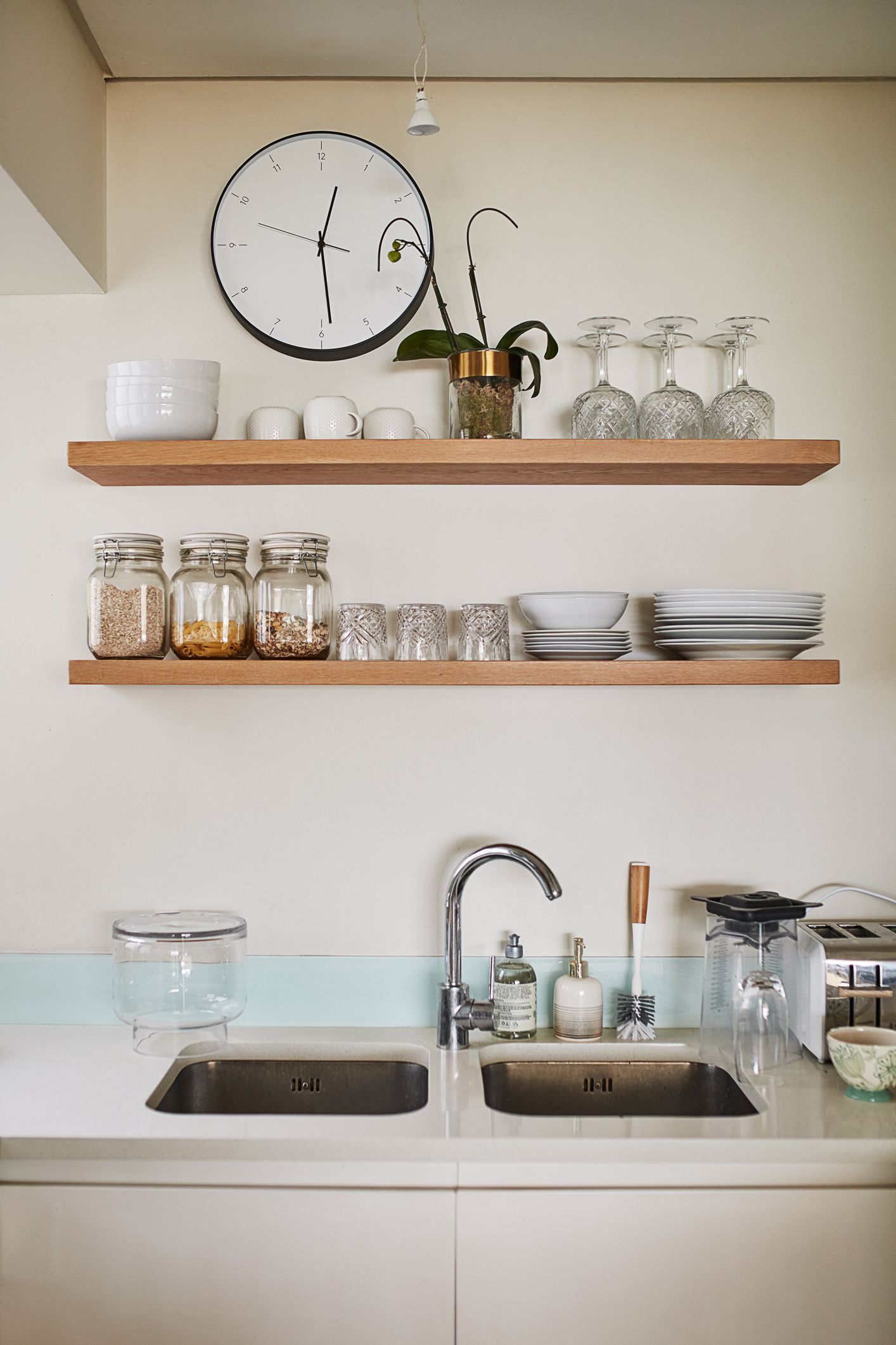 cocina minimalista con estantes de madera y tarros de cristal como ideas de decoración por menos de 30 euros