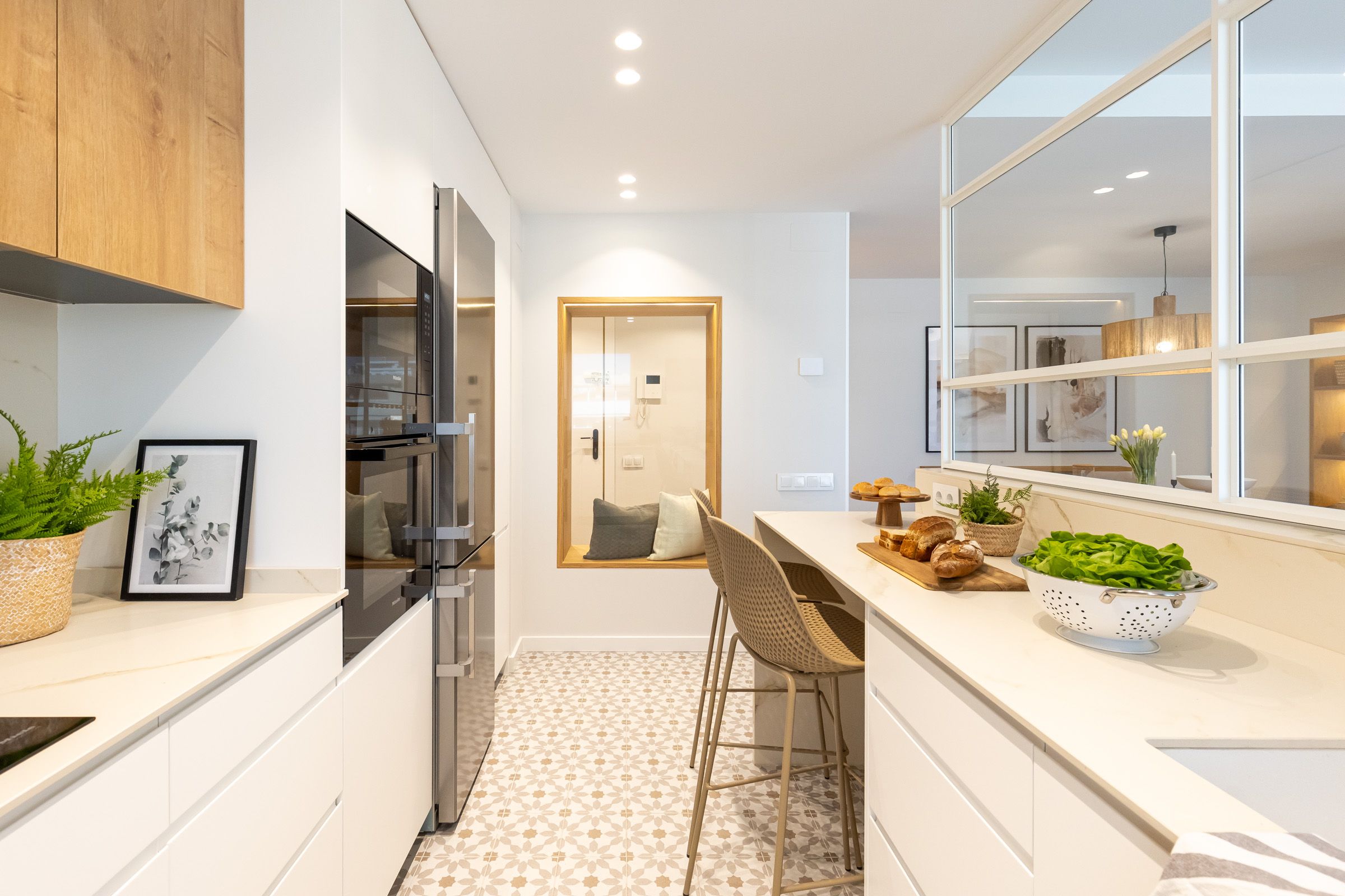 Cocina semiabierta con separación visual que combina convivencia e intimidad en casa