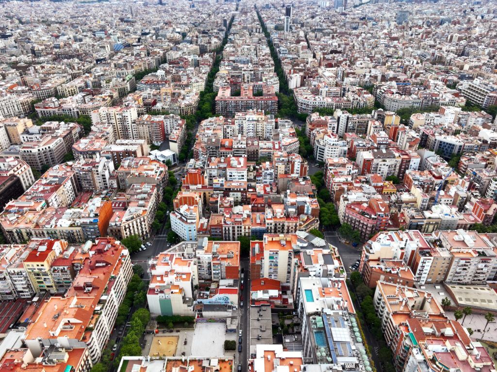 Vista aérea de L’Antiga Esquerra de l’Eixample en Barcelona, uno de los mejores barrios para comprar casa en la ciudad