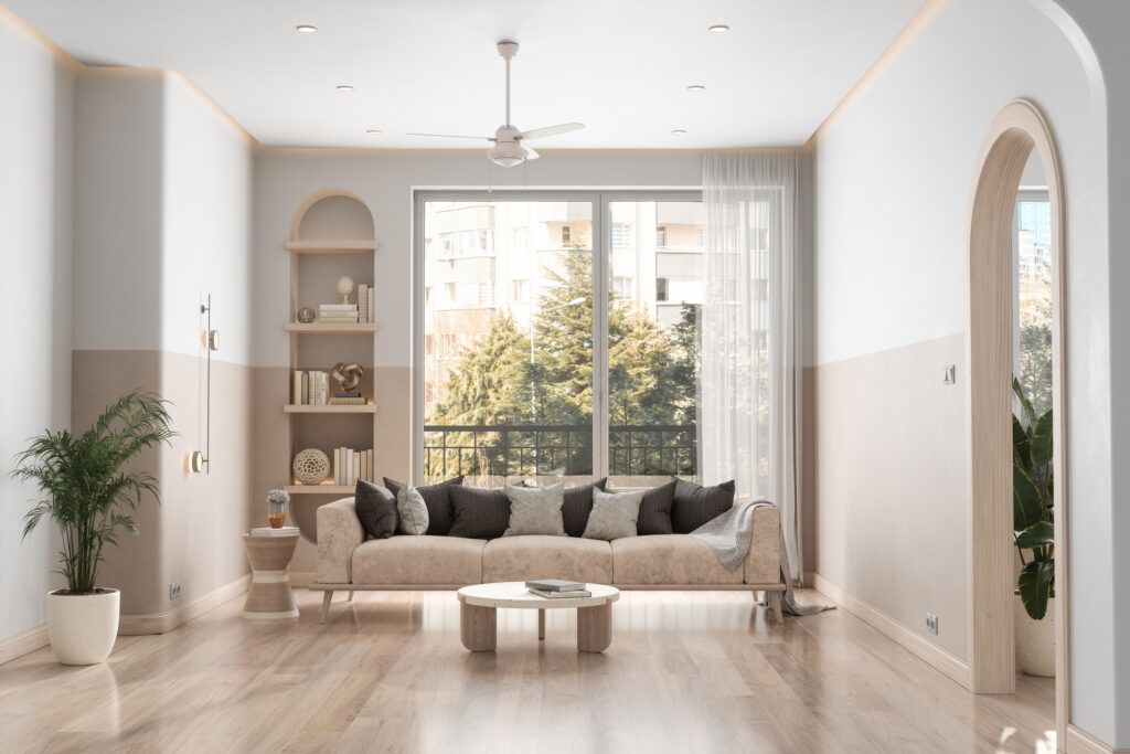 Salón con cortinas de suelo a techo en una casa con techos altos que potencia la sensación de altura y amplitud.