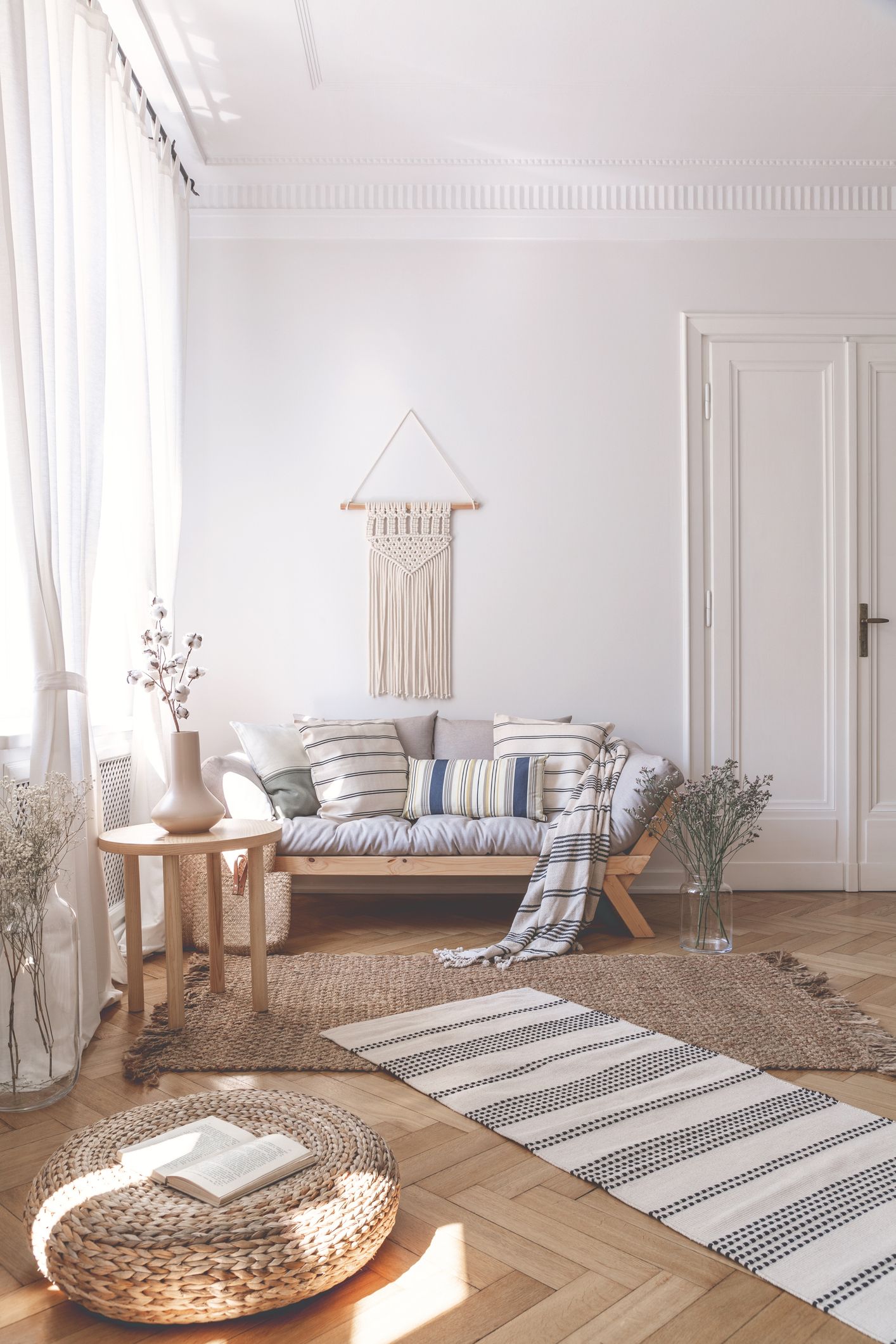 10 ideas de decoración por menos de 30 euros: trucos fáciles para que tu casa parezca de revista - Fotocasa Life salón luminoso con ideas de decoración por menos de 30 euros como cojines, plantas y textiles naturales