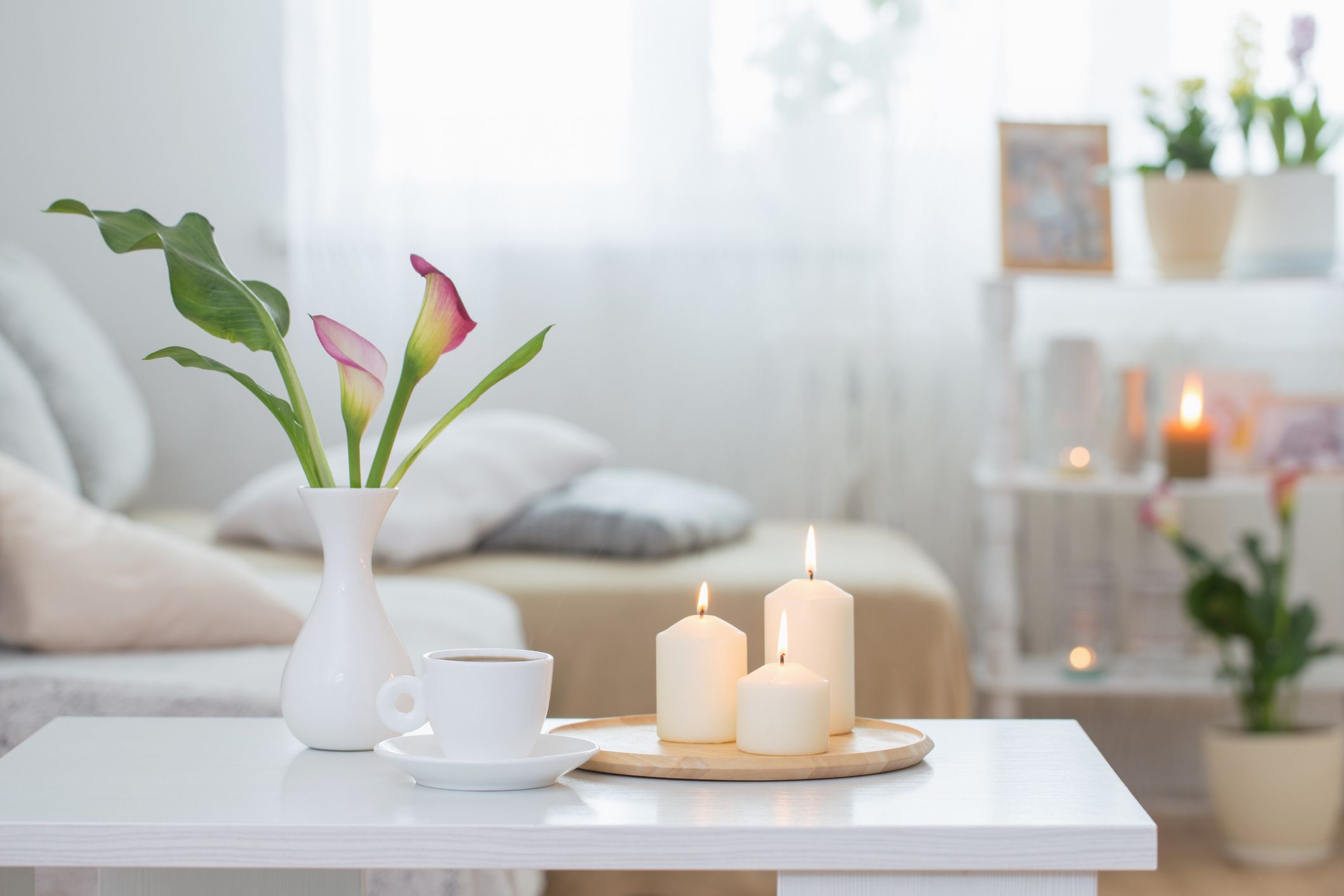 detalle de salón con velas, flores y bandeja decorativa como idea de decoración por menos de 30 euros