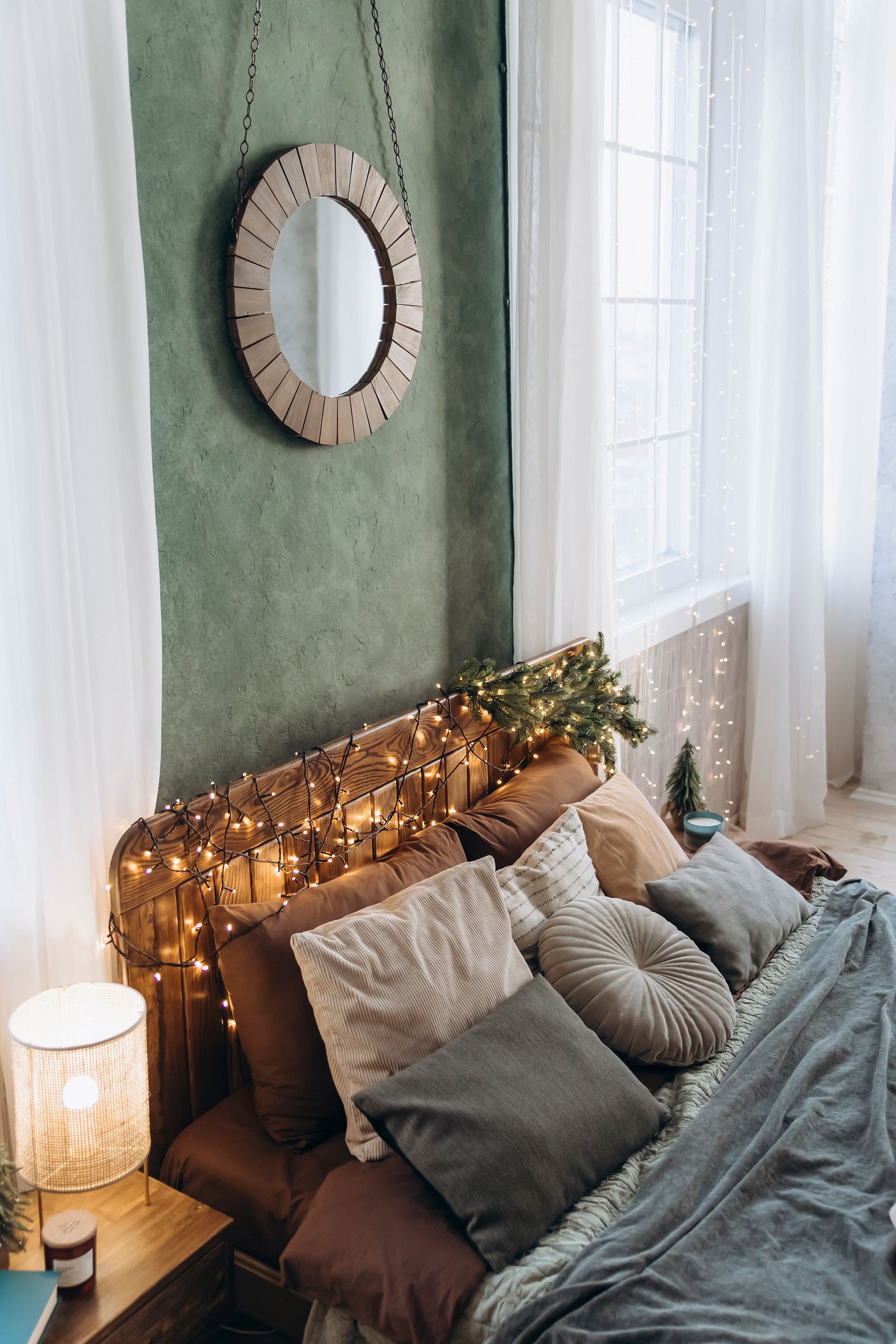 dormitorio acogedor con luces LED cálidas, cojines y textiles como ideas de decoración por menos de 30 euros