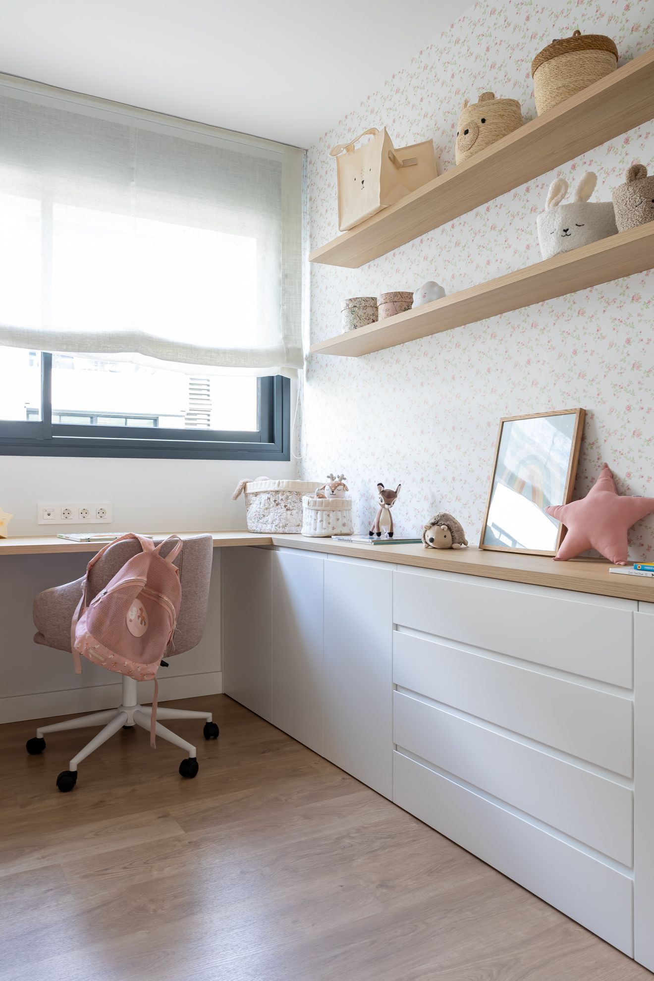 Dormitorio infantil con zona de estudio integrada y almacenaje para familias que crecen