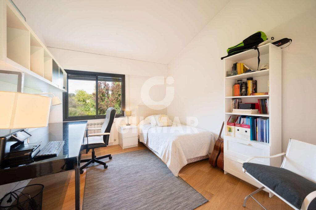 Dormitorio juvenil con escritorio y zona de estudio en chalet en Ciudalcampo Madrid.