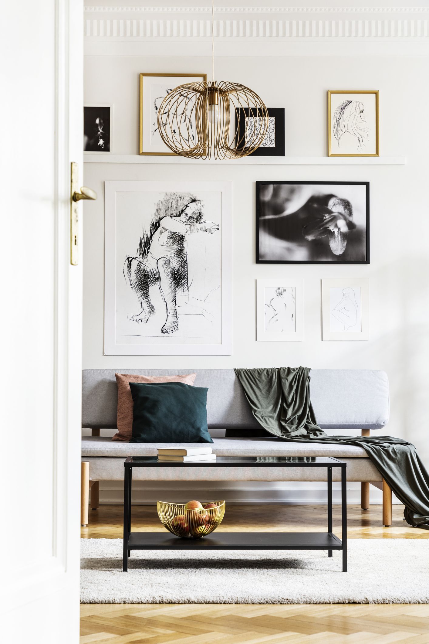 pared con gallery wall de láminas decorativas en salón moderno como idea de decoración por menos de 30 euros
