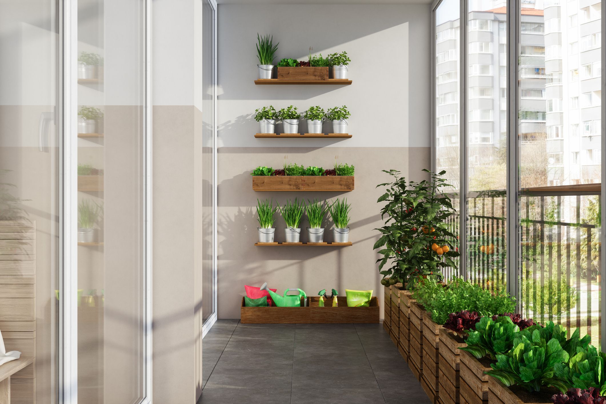 Jardín vertical en balcón urbano con estantes de madera y jardineras con plantas aromáticas y verduras