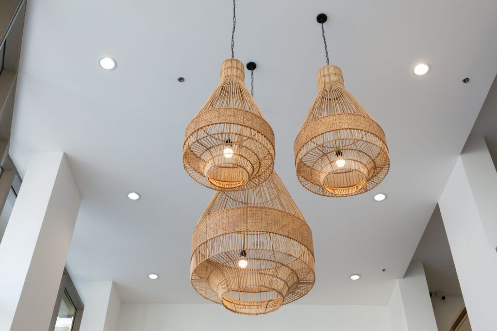 Lámparas colgantes XL de fibra natural en un espacio con techos altos que aportan iluminación y protagonismo decorativo.