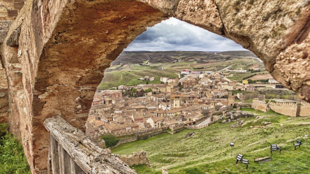 Vista panorámica de Molina de Aragón, uno de los pueblos de Guadalajara más bonitos y baratos, con su castillo y casco histórico