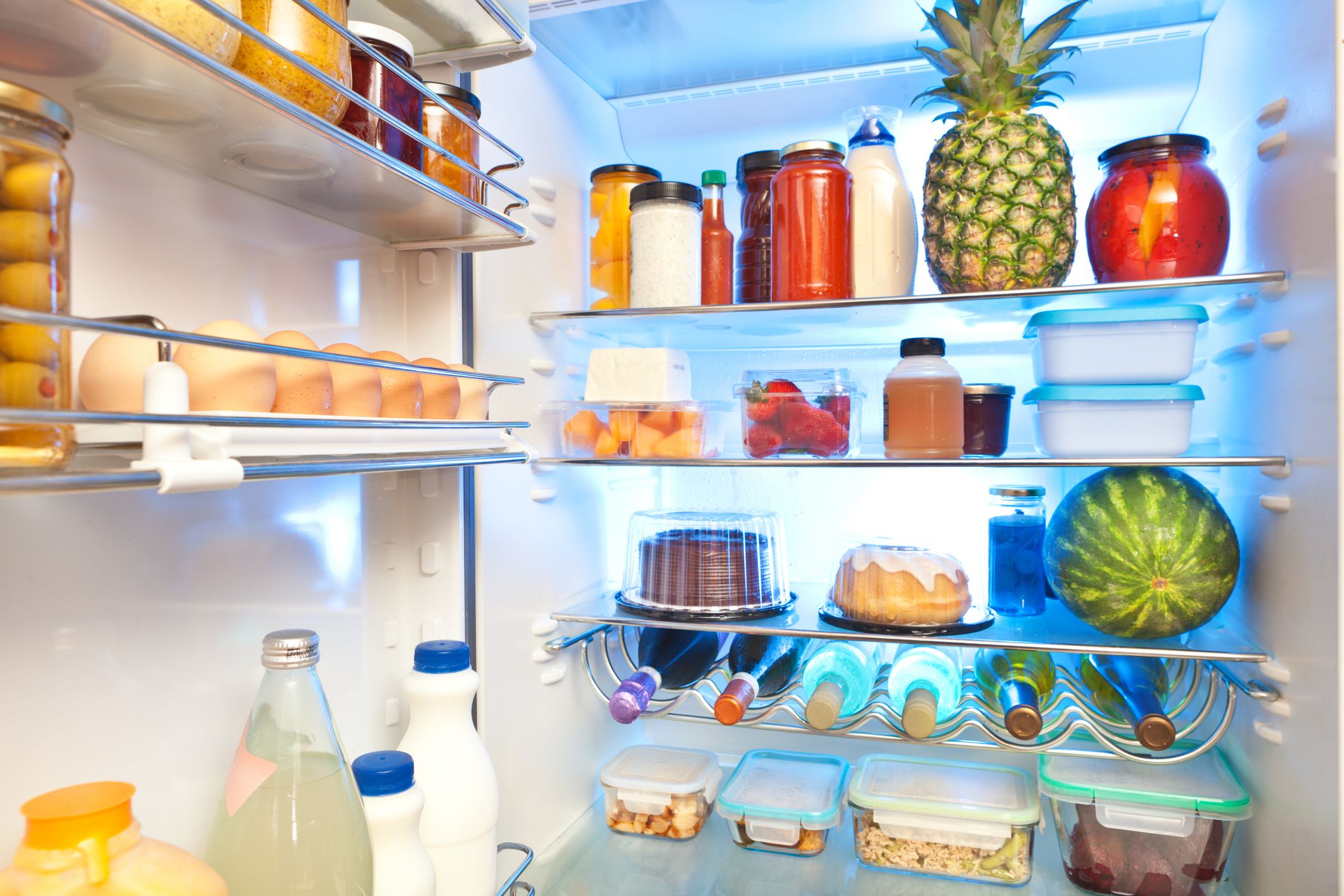 Nevera organizada con alimentos bien envasados para evitar el mal olor en la cocina