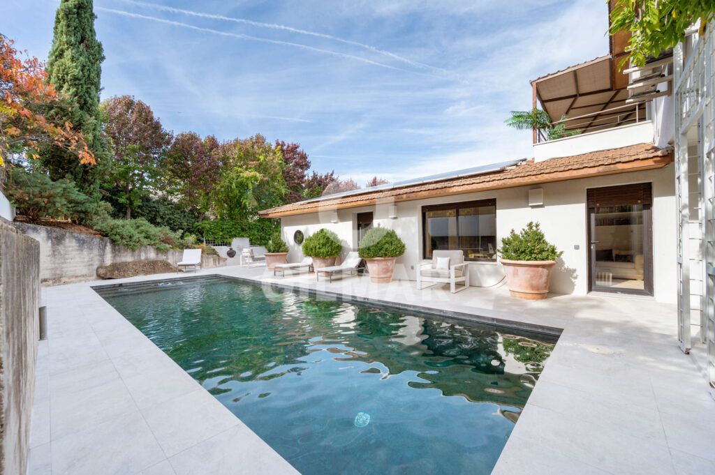 Este chalet en Madrid lo tiene todo: grandes ventanales, jardín rodeado de naturaleza y piscina privada